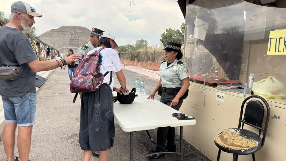 Controles de acceso y revisión fueron reforzados como parte del nuevo protocolo de seguridad en Teotihuacán. / Gina Sánchez