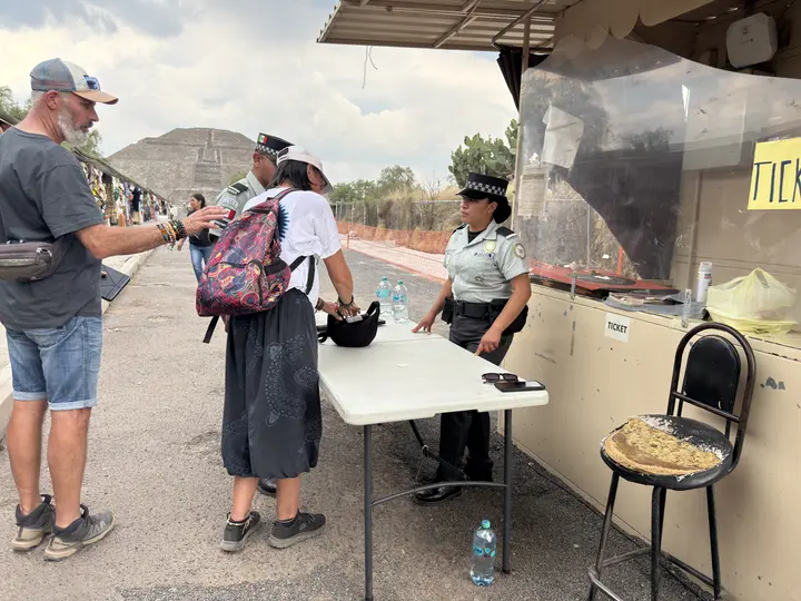 Controles de acceso y revisión fueron reforzados como parte del nuevo protocolo de seguridad en Teotihuacán. / Gina Sánchez