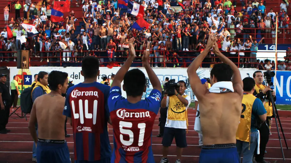 Jugadores de Atlante saludan a la afición en el Clausura 2014 de la Liga MX | IMAGO 7