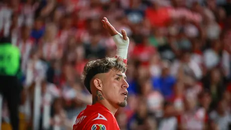 Chicote Calderón enciende a la afición de Chivas con polémica burla en el Estadio Victoria
