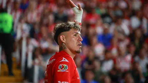 Chicote Calderón enciende a la afición de Chivas con polémica burla en el Estadio Victoria