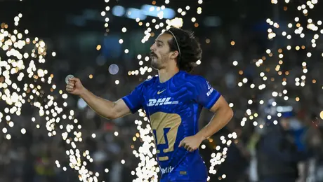 Pablo Bennevendo se une al 'Goya' de la afición antes de abordar el autobús rumbo a la final