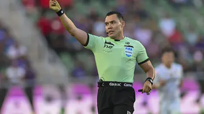 ¡Polémica arbitral! Gato Ortiz expulsó a Marcel Ruiz en una jugada cuestionable
