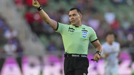 ¡Polémica arbitral! Gato Ortiz expulsó a Marcel Ruiz en una jugada cuestionable