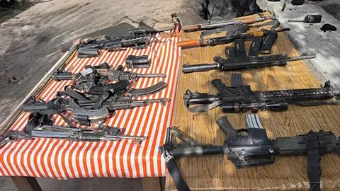 El aseguramiento incluye armamento y equipo utilizado presuntamente por la célula delictiva. / RS
