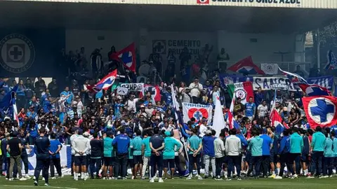 Equipo de Cruz Azul con su afición en entrenamiento | Iliany Aparicio
