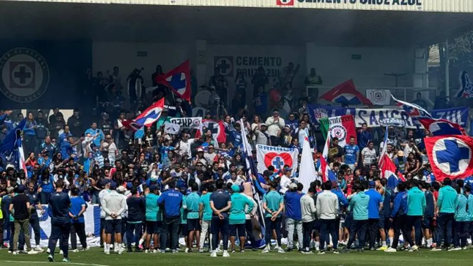 Equipo de Cruz Azul con su afición en entrenamiento | Iliany Aparicio