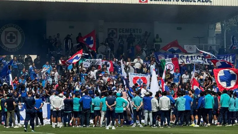 Equipo de Cruz Azul con su afición en entrenamiento | Iliany Aparicio