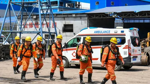 Autoridades y brigadas de emergencia realizan labores de búsqueda tras la explosión registrada en una mina de carbón en el norte de China. / AP