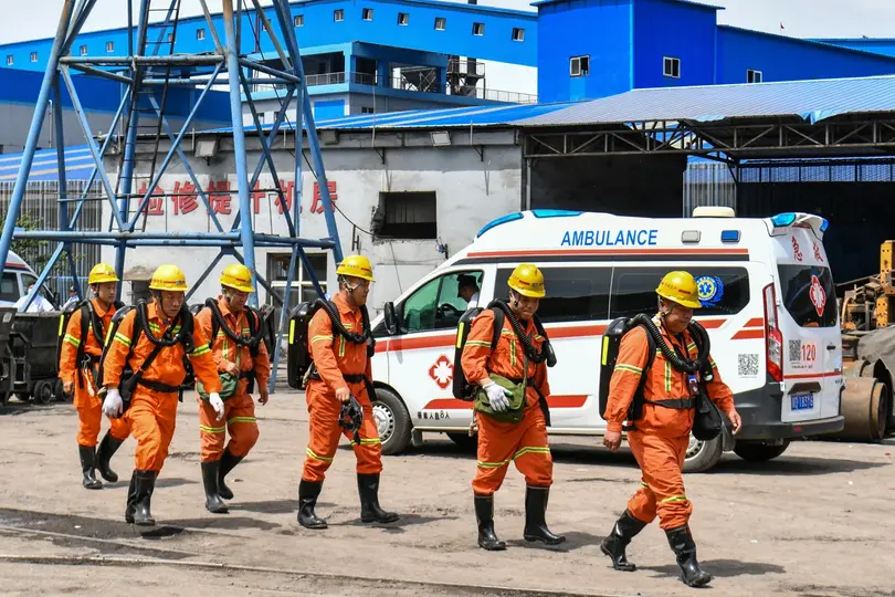 Autoridades y brigadas de emergencia realizan labores de búsqueda tras la explosión registrada en una mina de carbón en el norte de China. / AP