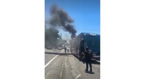 El autobús de Los Inquietos del Norte se incendió en plena carretera. / IG