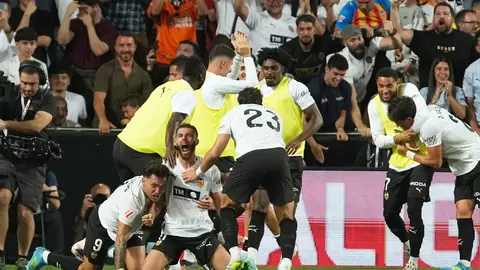 Valencia se queda con el triunfo ante el Barcelona l AP