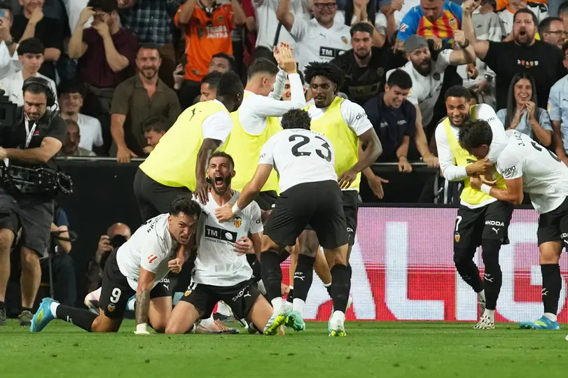 Valencia se queda con el triunfo ante el Barcelona l AP