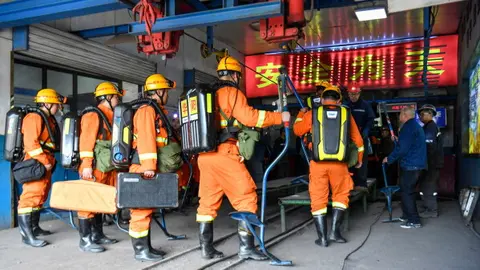 Equipos de rescate trabajan en la mina Liushenyu, en la provincia de Shanxi, donde una explosión dejó al menos 90 muertos. / AP