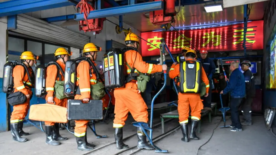 Equipos de rescate trabajan en la mina Liushenyu, en la provincia de Shanxi, donde una explosión dejó al menos 90 muertos. / AP