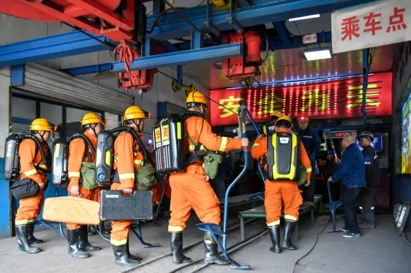 Equipos de rescate trabajan en la mina Liushenyu, en la provincia de Shanxi, donde una explosión dejó al menos 90 muertos. / AP
