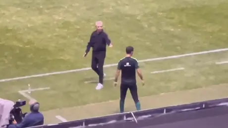 ¡Ánimos encendidos! Vasco Aguirre regaña a Rafa Marquez en pleno partido