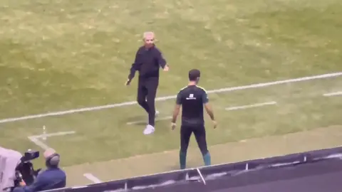 ¡Ánimos encendidos! Vasco Aguirre regaña a Rafa Marquez en pleno partido