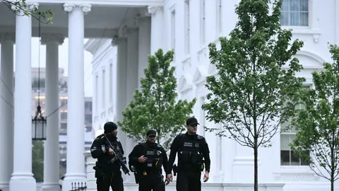 Las autoridades estadounidenses mantienen acordonada la zona cercana al Jardín Norte de la Casa Blanca. /  AFP