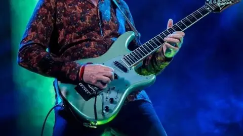 El guitarrista y arreglista mexicano fue hospitalizado de emergencia desde el pasado 19 de mayo. / FB @alejandromarcovich