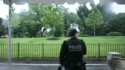 Agentes de policía y fuerzas de seguridad fueron movilizados el sábado a la zona que rodea la Casa Blanca tras reportes de disparos. / AFP