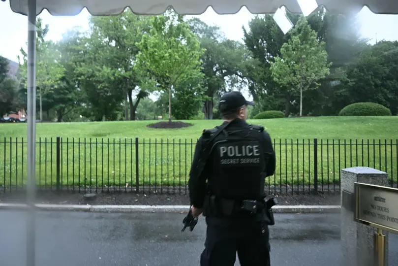 Agentes de policía y fuerzas de seguridad fueron movilizados el sábado a la zona que rodea la Casa Blanca tras reportes de disparos. / AFP