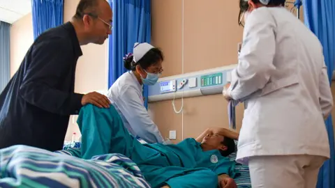 Mineros lograron ser evacuados con vida y fueron llevados a hospitales. / AP