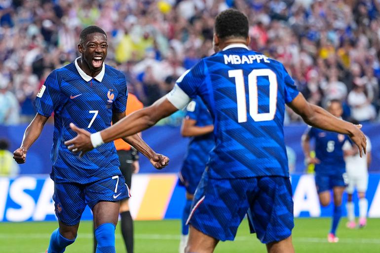 Ousmane Dembélé celebra su tanto con Mbappé.