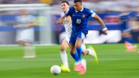 Mbappé fue la gran figura del juego con un doblete.