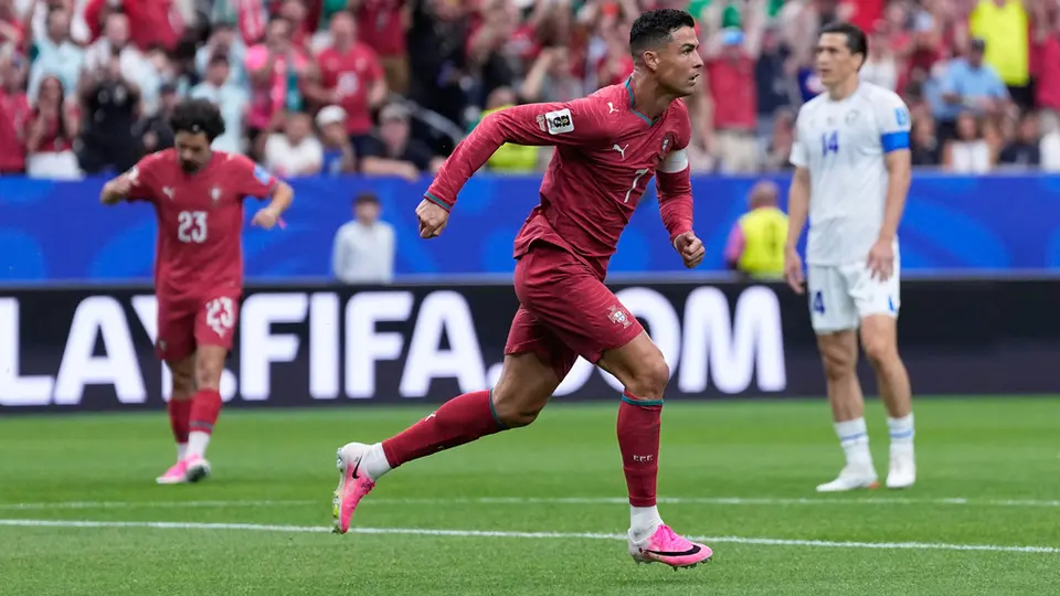 Cristiano Ronaldo ante Uzbekistán l AP