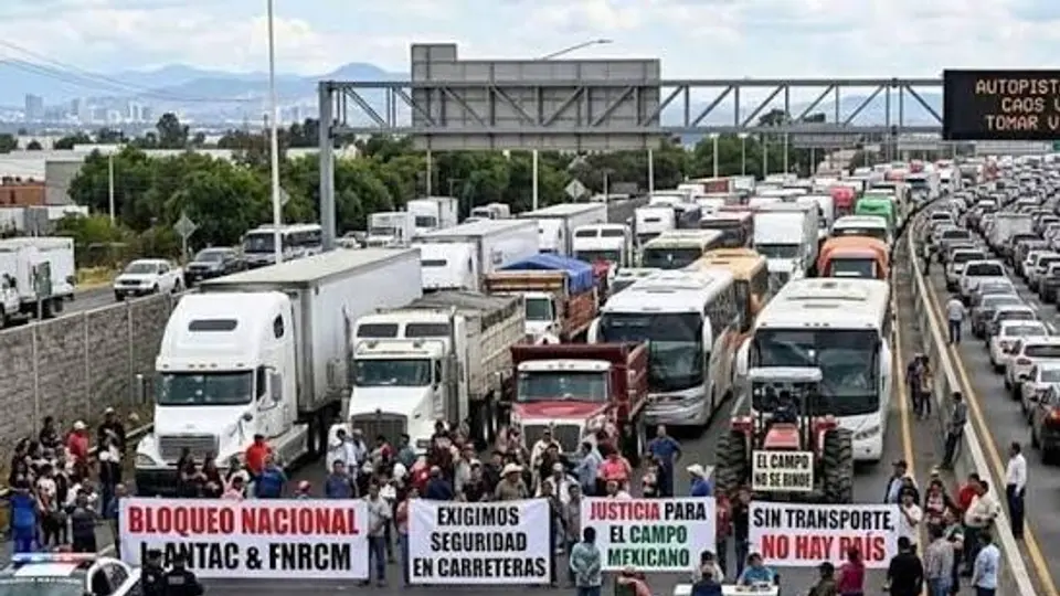 Transportistas convocan bloqueos en carreteras y amenazan con avanzar al Zócalo el día del México vs Chequia