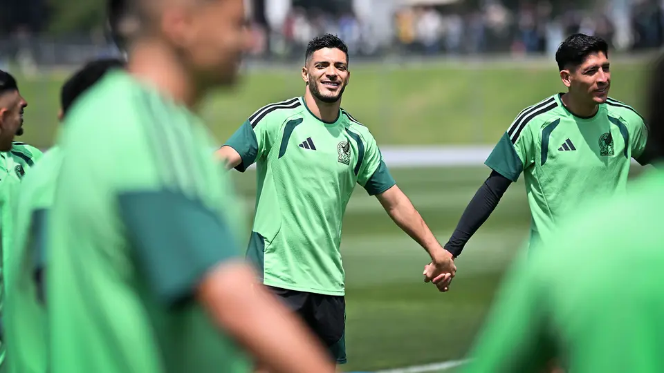 Raúl Jiménez, Edson Álvarez y más jugadores disfrutan de los juegos en el entrenamiento de México | Imago7