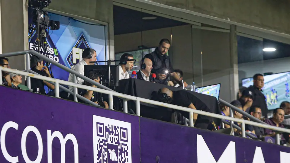 Martinoli y el equipo de TV Azteca en un palco de transmisión | MEXSPORT