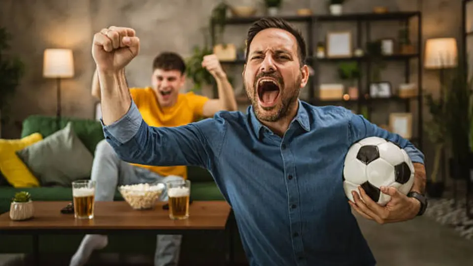 Especialistas señalan que el estrés emocional intenso puede convertirse en un detonante para personas con problemas cardiovasculares previos. / iStock