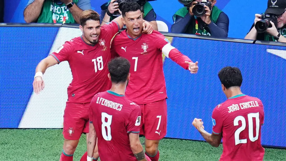 Cristiano Ronaldo festeja con sus compañeros en uno de sus goles | AP