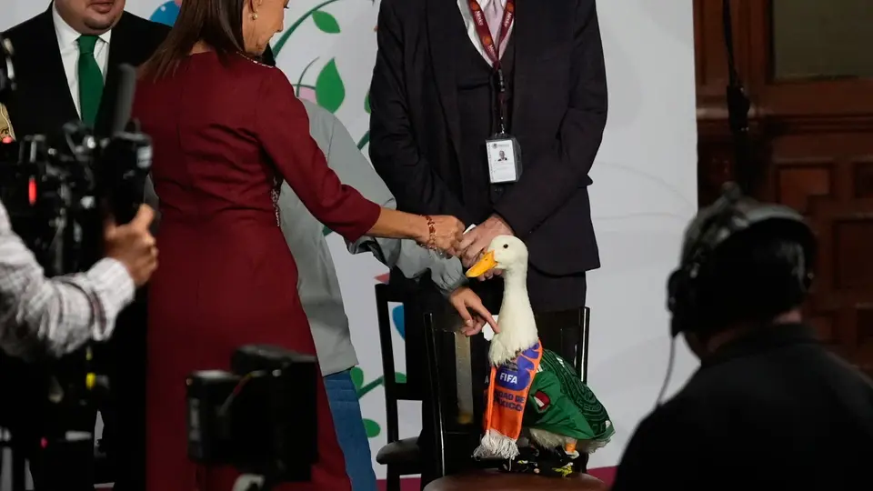 La popularidad del Pato Merlín durante el Mundial 2026 lo llevó al centro de una disputa por derechos de propiedad intelectual./ AP
