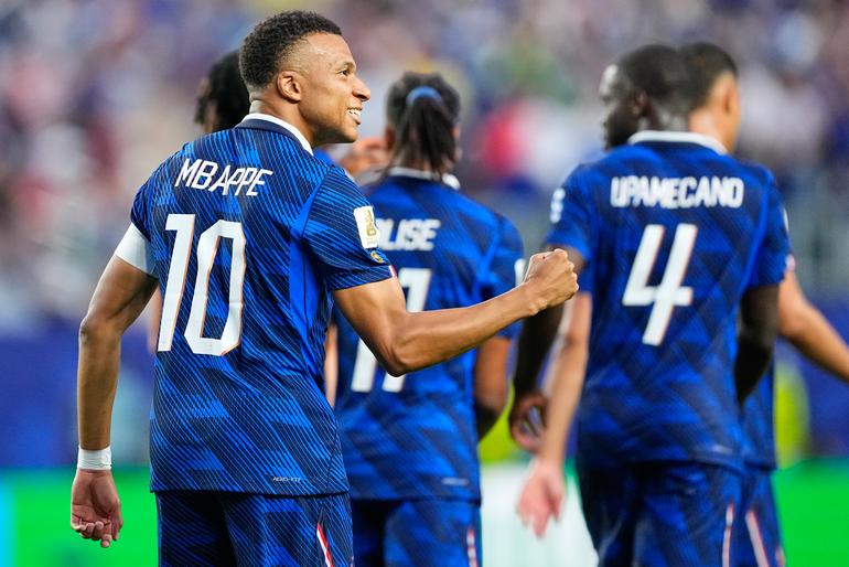 Mbappé celebró su doblete para ganar de manera cómodo ante Irak.