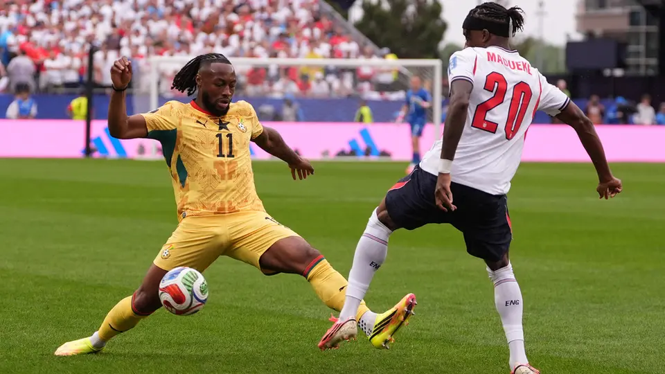 Noni Madueke pelea el balón ante Antoine Semenyo | AP