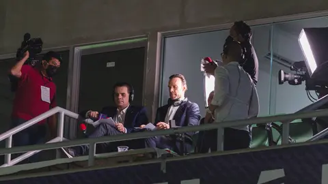 Martinoli y el equipo de TV Azteca en un palco de transmisión | MEXSPORT