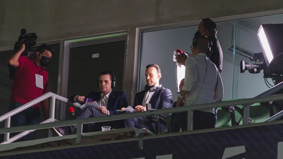 Martinoli y el equipo de TV Azteca en un palco de transmisión | MEXSPORT