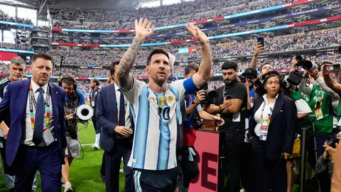 Messi dejando el Estadio Dallas tras la victoria ante Austria en la Copa del Mundo | AP