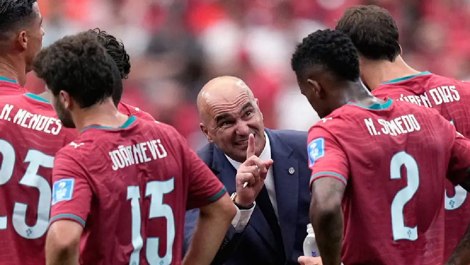 Roberto Martínez hablando con los jugadores de Portugal | AP