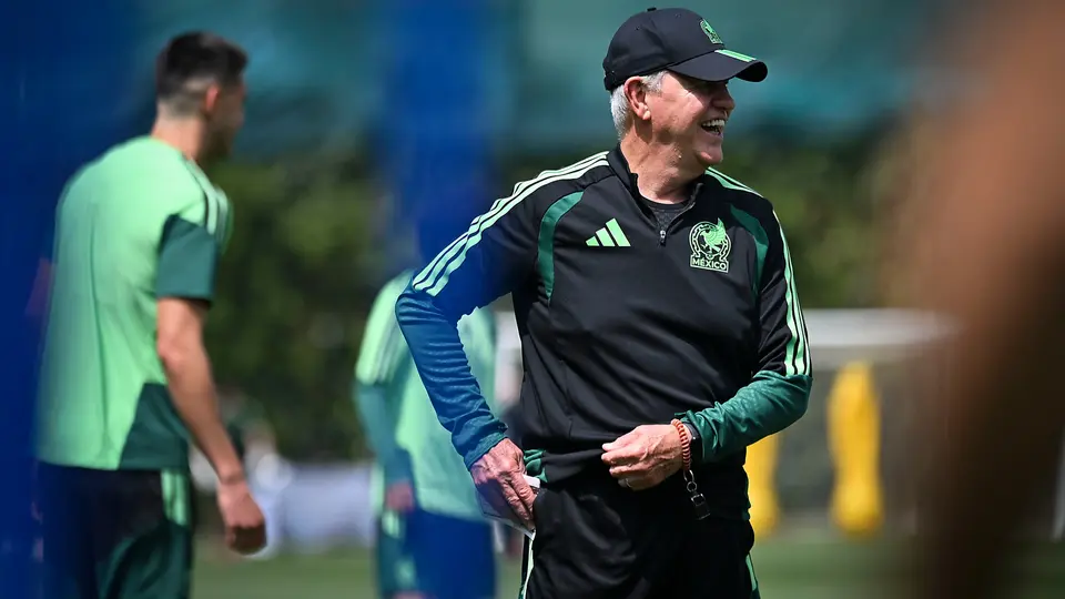 Javier Aguirre dirigiendo la práctica de martes | Imago7