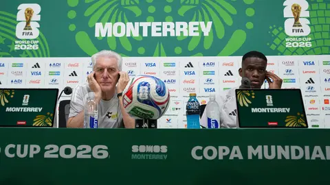 Sphephelo Sithole y Hugo Broos en conferencia de prensa | AP