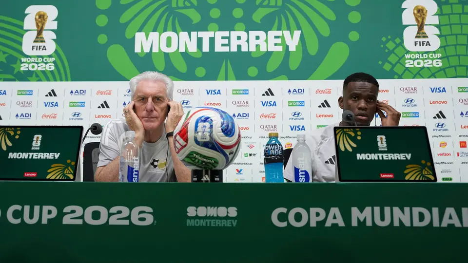 Sphephelo Sithole y Hugo Broos en conferencia de prensa | AP