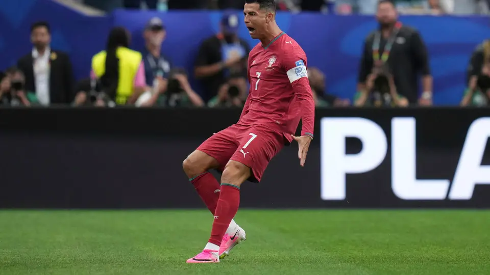 Cristiano Ronaldo celebrando su gol ante Uzbekistán l AP