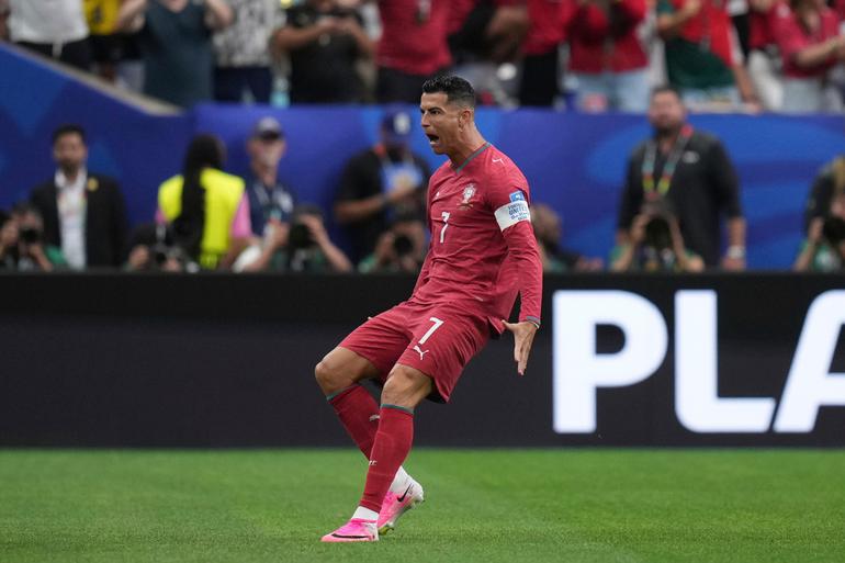 Cristiano Ronaldo celebrando su gol ante Uzbekistán l AP