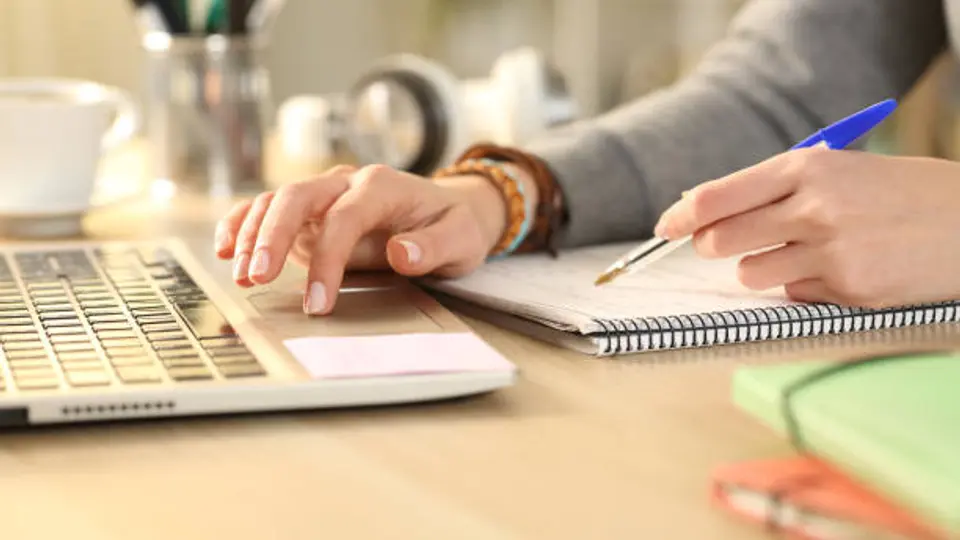 La consulta digital de calificaciones permite acceder al documento escolar en formato PDF. / iStock