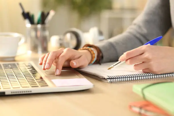La consulta digital de calificaciones permite acceder al documento escolar en formato PDF. / iStock