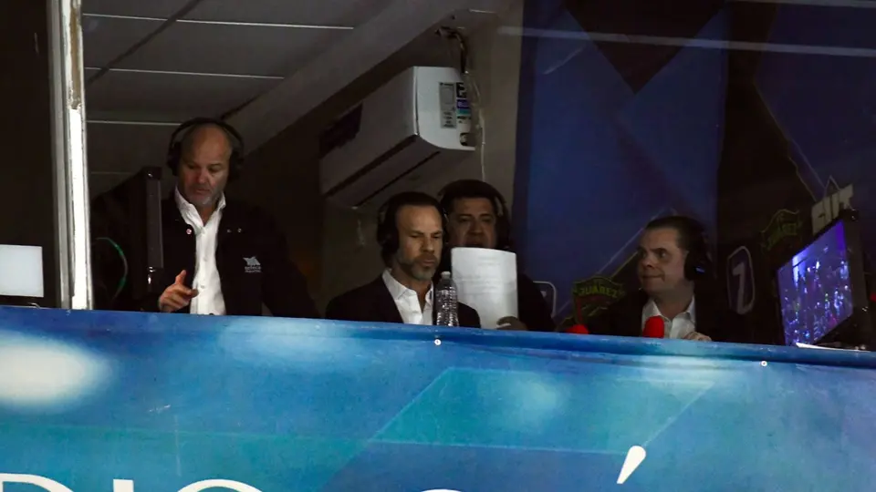 Martinoli y el equipo de TV Azteca en un palco de transmisión | MEXSPORT